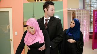Arab Babe Ella Knox Wants To Explore Her Sexuality And Seduces Her Stepmoms Boyfriend - Hijab Hookup