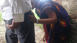 Desi Bhabhi in the jungle- The fire of youth hidden behind the trees!