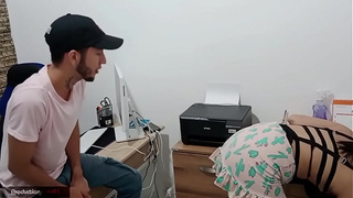 My stepbrother's fucking wife has huge tits that fascinate me, while I clean the office I start to get excited to see her big ass and I convinced her to do an oral