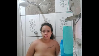 HOT GIRL TAKING A BATH SHOWING OFF HER WET PUSSY