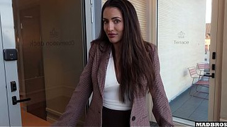 An arrogant Australian journalist was caught spreading fake news on air and was d to avoid being called out!!