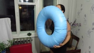 A mature aunt puffs up a circle and jumps on it. Inflatable fetish