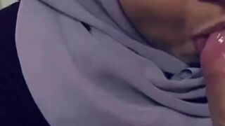 Hijab beurette arab sucks a big cock